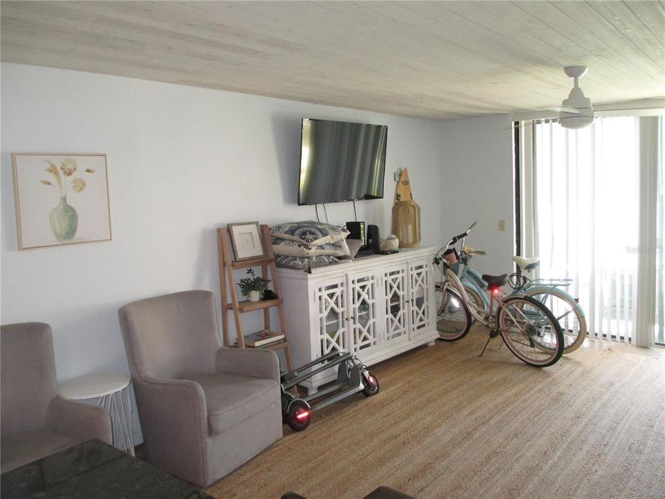 For Sale: $175,000 (1 beds, 1 baths, 590 Square Feet)