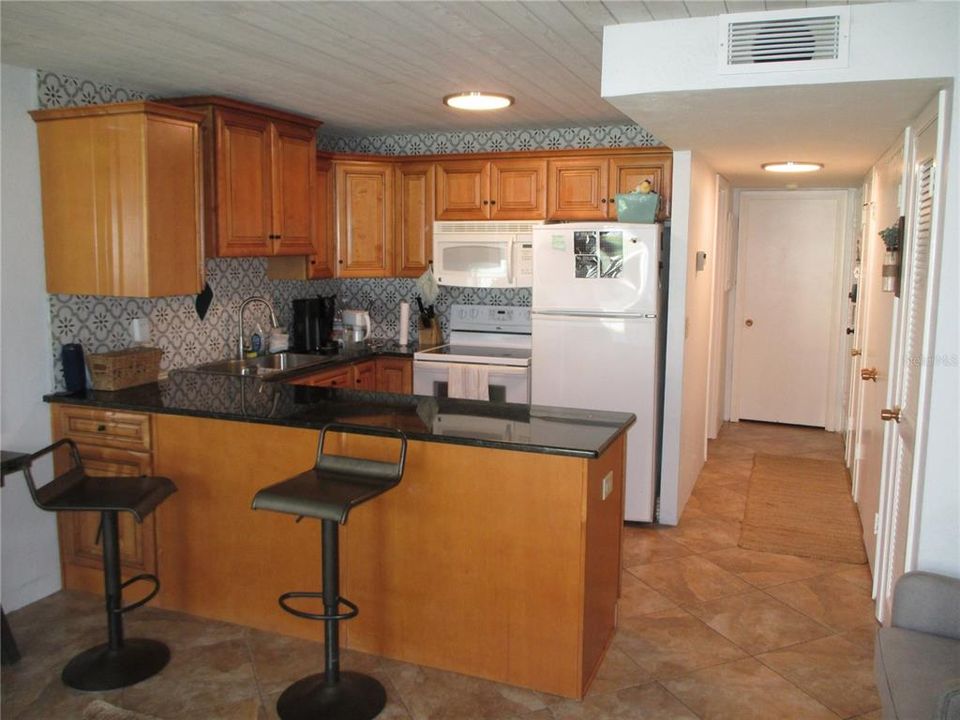 For Sale: $175,000 (1 beds, 1 baths, 590 Square Feet)