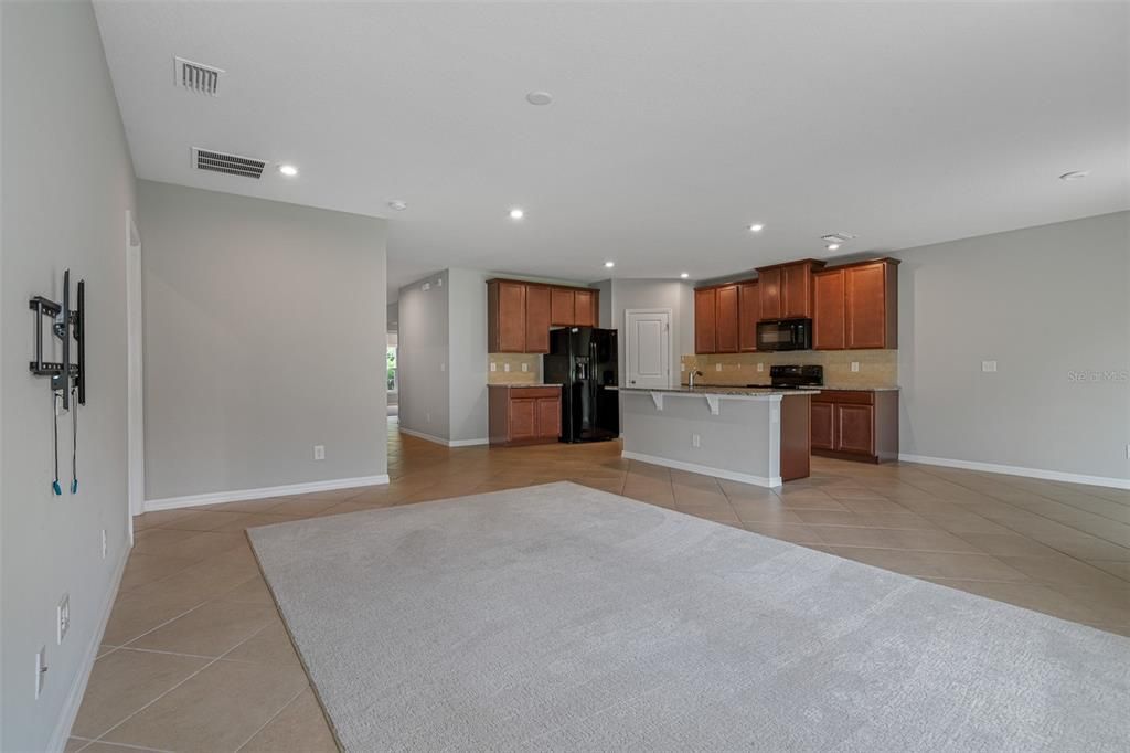 For Rent: $3,795 (4 beds, 2 baths, 1818 Square Feet)
