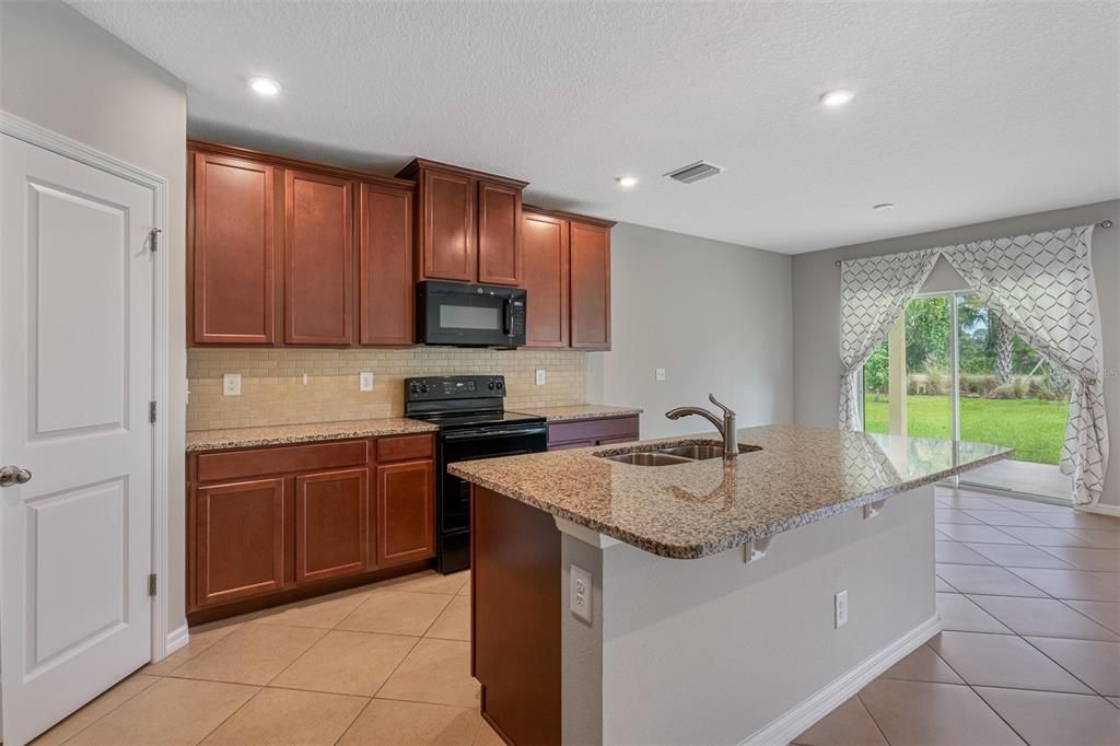 For Rent: $3,795 (4 beds, 2 baths, 1818 Square Feet)