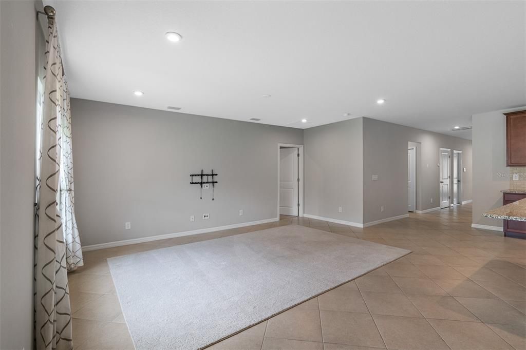 For Rent: $3,795 (4 beds, 2 baths, 1818 Square Feet)