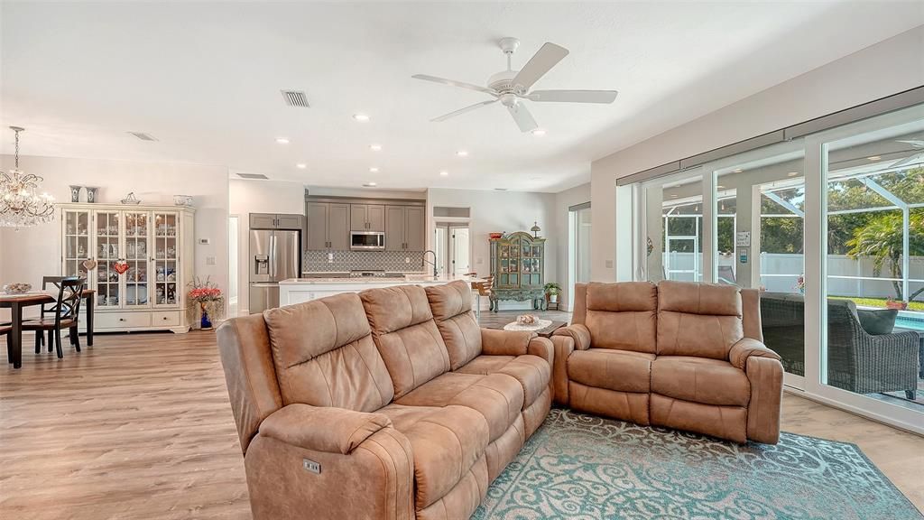 Под контрактом: $725,000 (4 спален, 2 ванн, 2175 Квадратных фут)