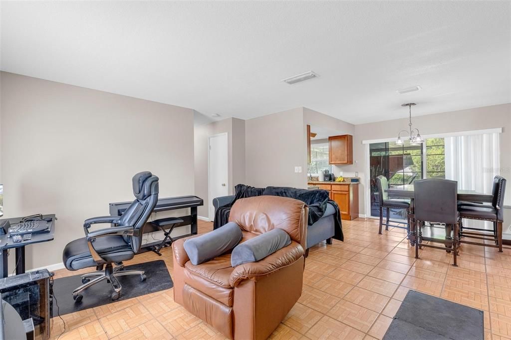 En Venta: $330,000 (4 camas, 2 baños, 1150 Pies cuadrados)