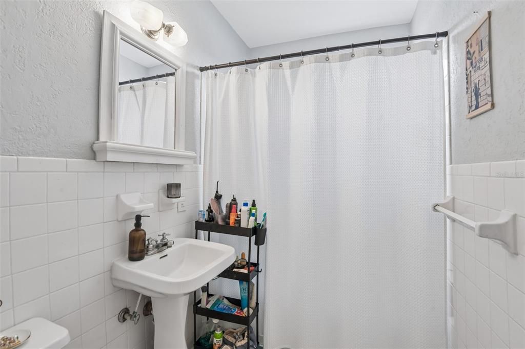 Под контрактом: $299,900 (2 спален, 1 ванн, 950 Квадратных фут)