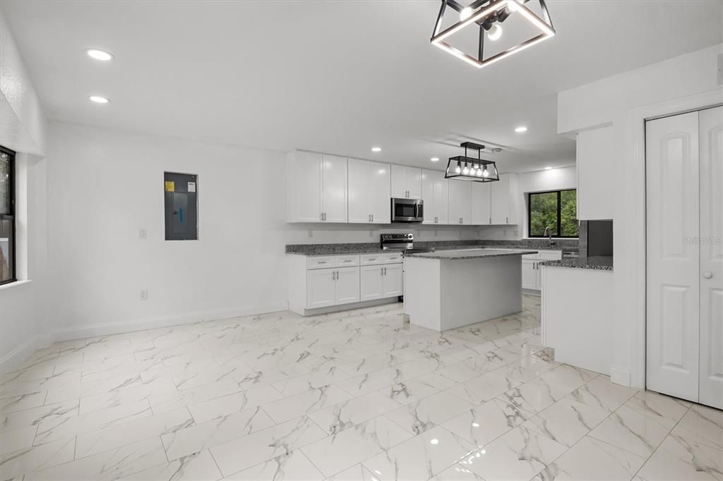 En Venta: $549,999 (5 camas, 2 baños, 2444 Pies cuadrados)