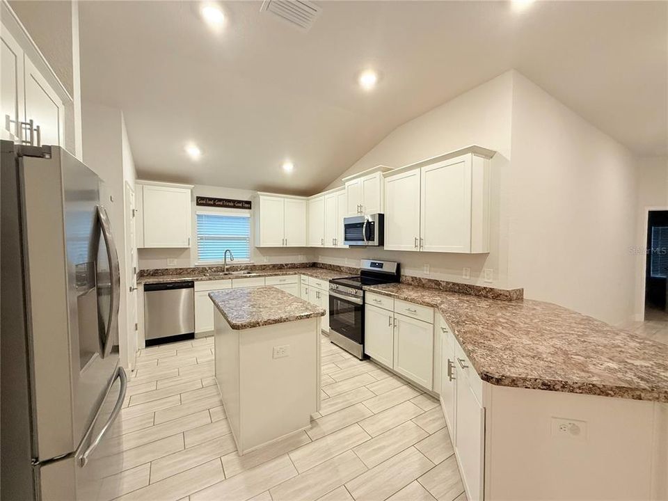 В аренду: $2,400 (4 спален, 3 ванн, 2216 Квадратных фут)