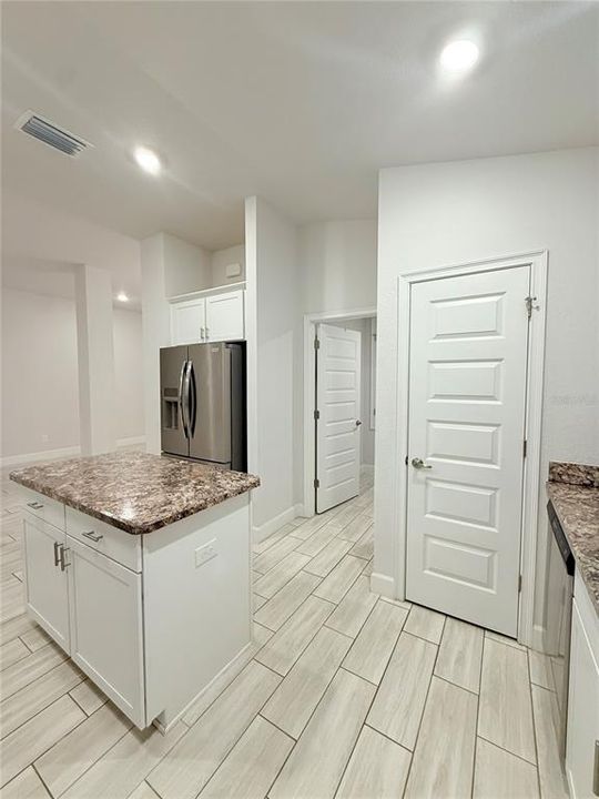 В аренду: $2,400 (4 спален, 3 ванн, 2216 Квадратных фут)