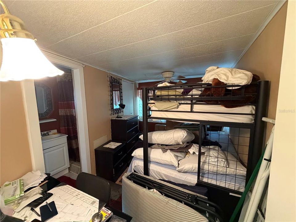 На продажу: $89,900 (2 спален, 2 ванн, 1032 Квадратных фут)