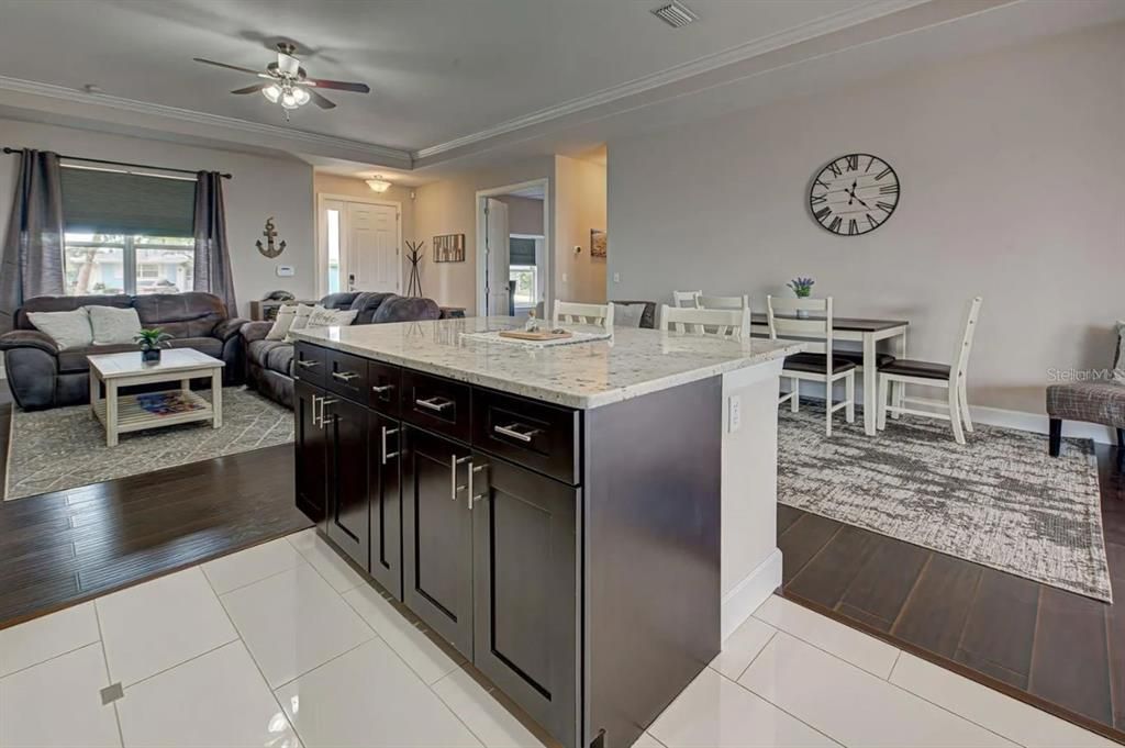 Activo con contrato: $469,000 (3 camas, 2 baños, 1771 Pies cuadrados)