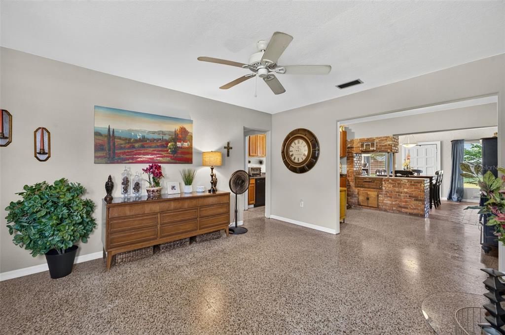 Activo con contrato: $299,000 (3 camas, 2 baños, 1492 Pies cuadrados)
