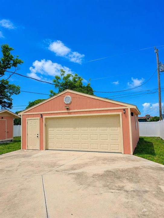 For Sale: $349,900 (4 beds, 2 baths, 1400 Square Feet)
