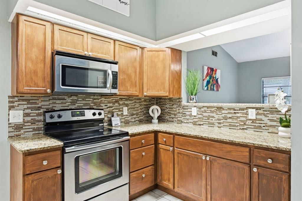 Activo con contrato: $295,000 (2 camas, 2 baños, 1093 Pies cuadrados)