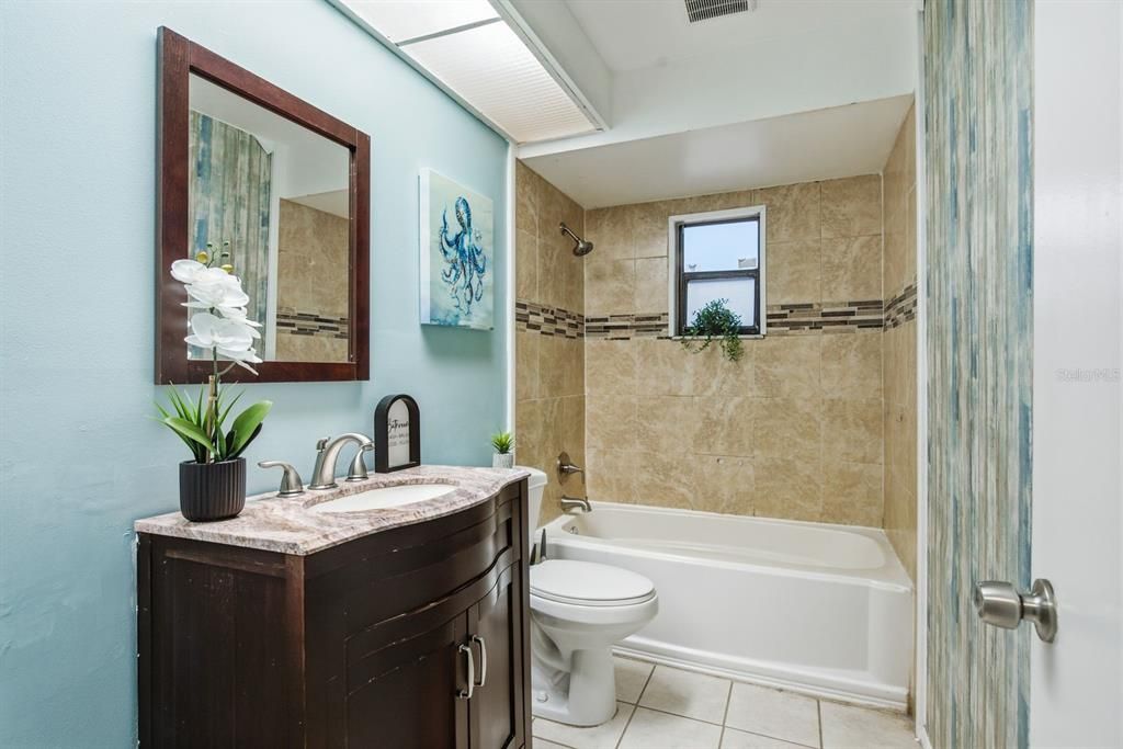 Activo con contrato: $295,000 (2 camas, 2 baños, 1093 Pies cuadrados)