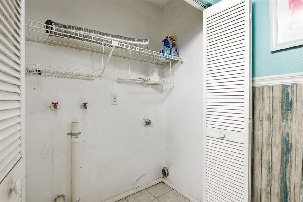 Activo con contrato: $295,000 (2 camas, 2 baños, 1093 Pies cuadrados)