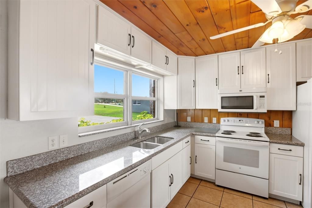 Activo con contrato: $655,000 (4 camas, 2 baños, 1448 Pies cuadrados)