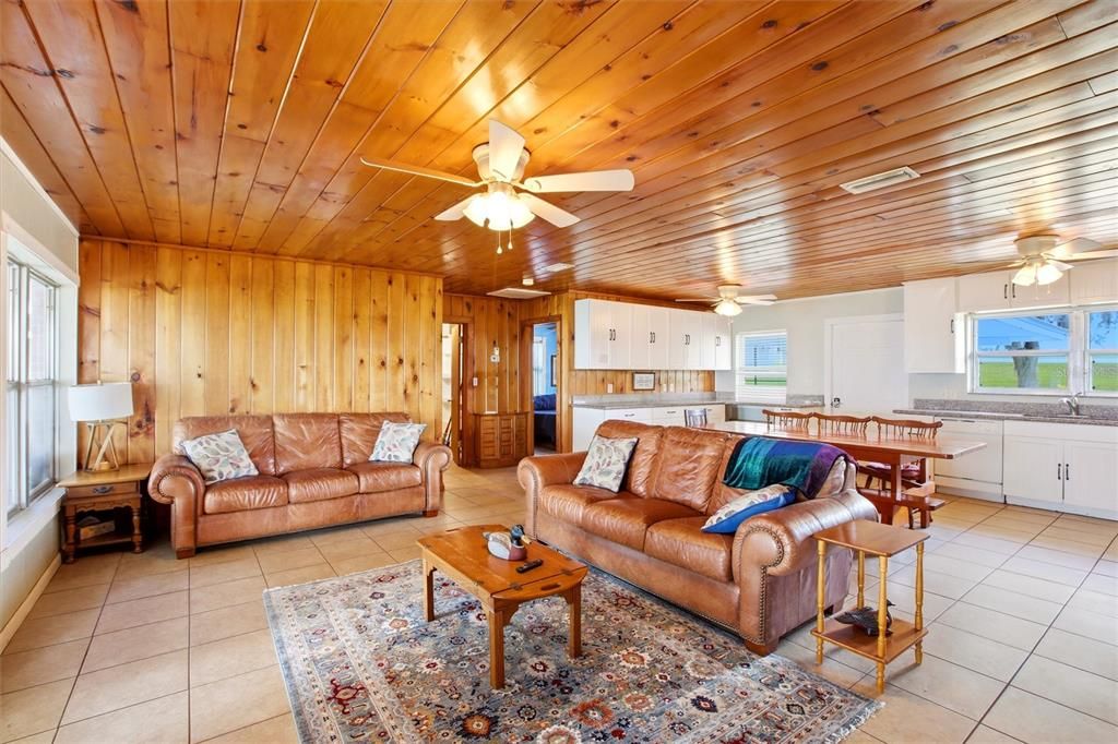 Activo con contrato: $655,000 (4 camas, 2 baños, 1448 Pies cuadrados)