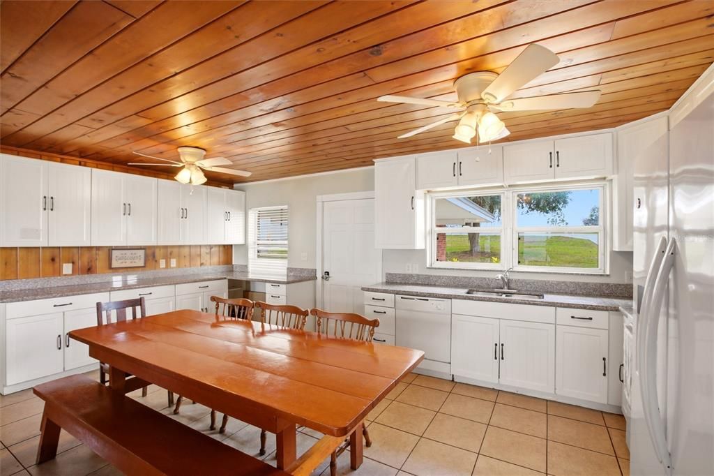 Activo con contrato: $655,000 (4 camas, 2 baños, 1448 Pies cuadrados)