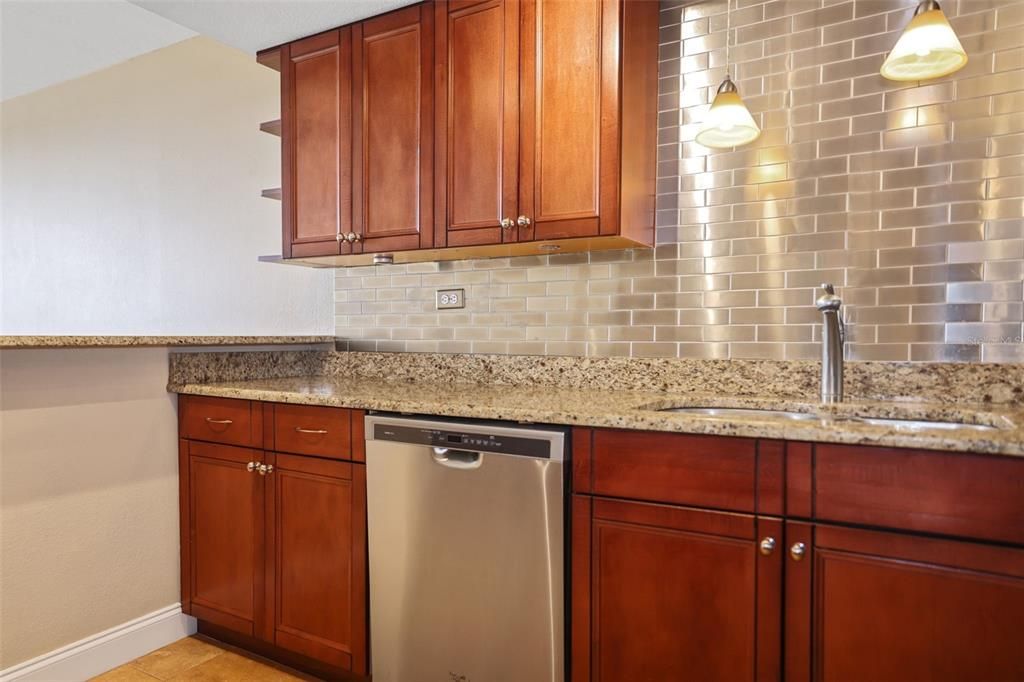 For Rent: $2,200 (1 beds, 1 baths, 885 Square Feet)