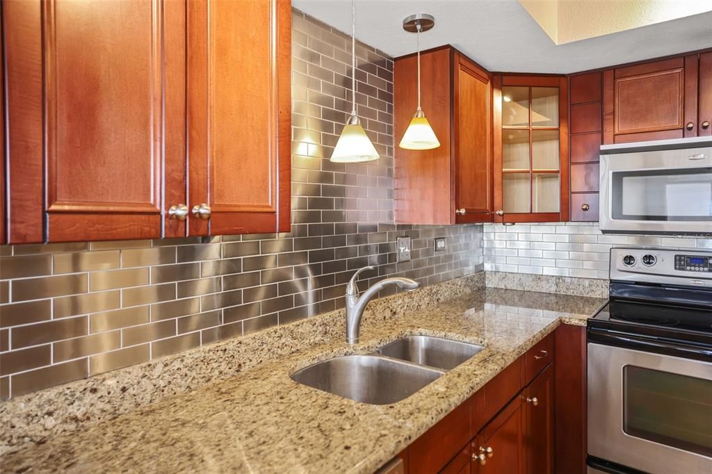For Rent: $2,200 (1 beds, 1 baths, 885 Square Feet)