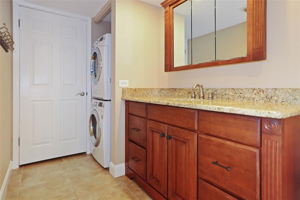 For Rent: $2,200 (1 beds, 1 baths, 885 Square Feet)
