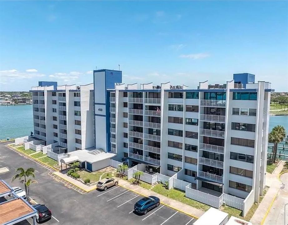 For Rent: $2,200 (1 beds, 1 baths, 885 Square Feet)