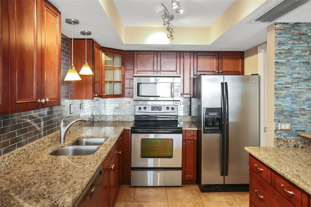 For Rent: $2,200 (1 beds, 1 baths, 885 Square Feet)