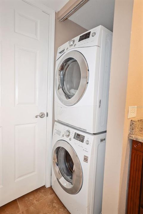 For Rent: $2,200 (1 beds, 1 baths, 885 Square Feet)
