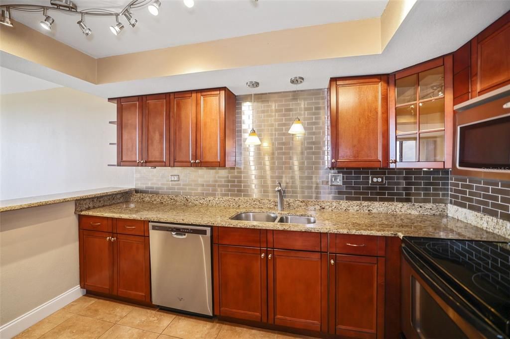 For Rent: $2,200 (1 beds, 1 baths, 885 Square Feet)