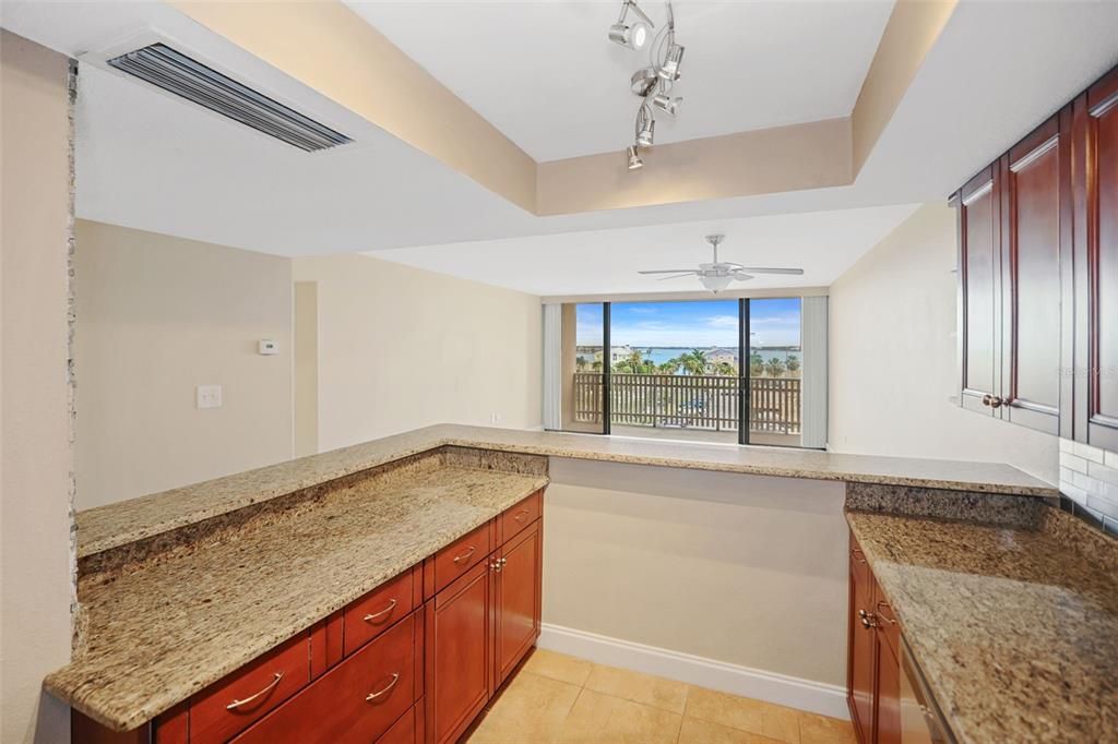 For Rent: $2,200 (1 beds, 1 baths, 885 Square Feet)