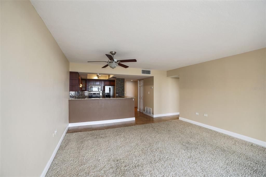 For Rent: $2,200 (1 beds, 1 baths, 885 Square Feet)
