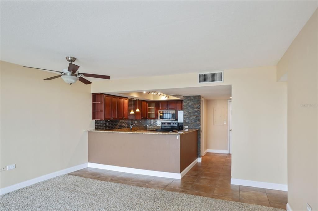 For Rent: $2,200 (1 beds, 1 baths, 885 Square Feet)