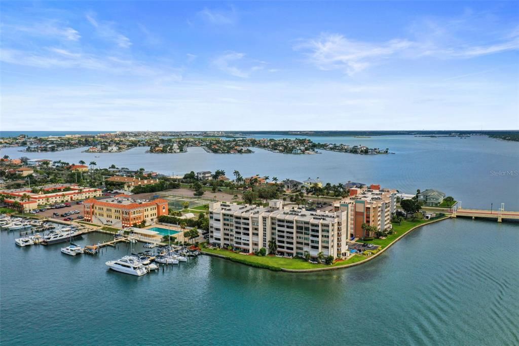 For Rent: $2,200 (1 beds, 1 baths, 885 Square Feet)