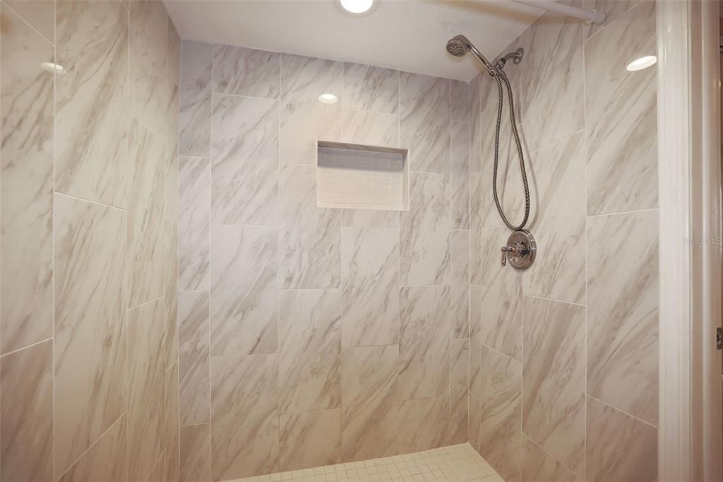 For Rent: $2,200 (1 beds, 1 baths, 885 Square Feet)