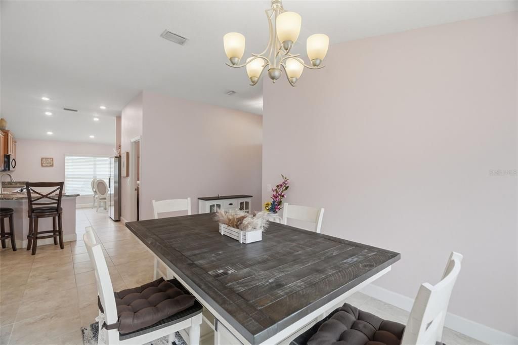 На продажу: $375,000 (4 спален, 2 ванн, 1820 Квадратных фут)