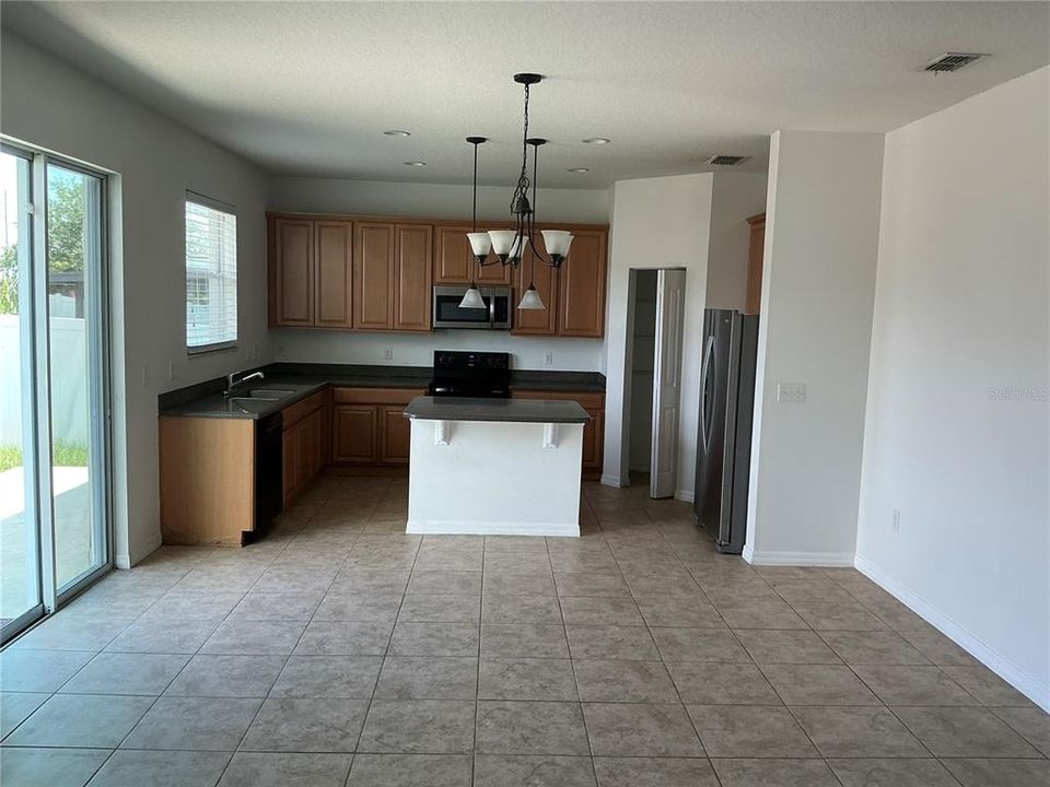 For Rent: $2,600 (3 beds, 2 baths, 1865 Square Feet)