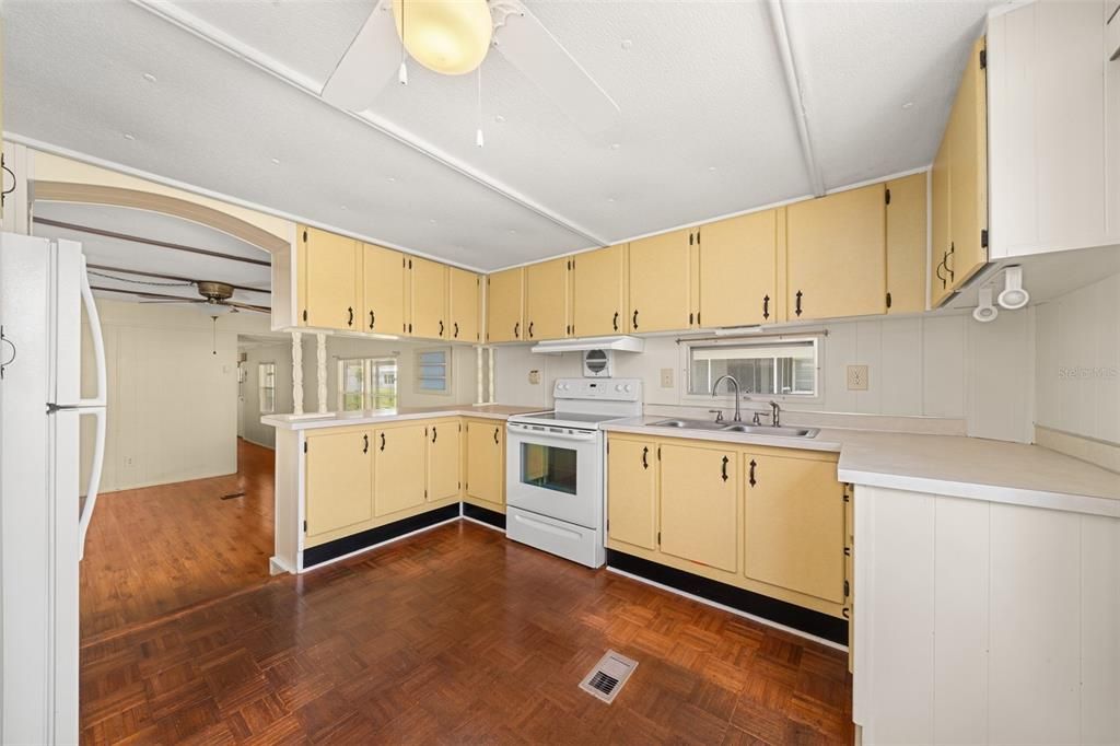 For Sale: $99,900 (2 beds, 1 baths, 672 Square Feet)