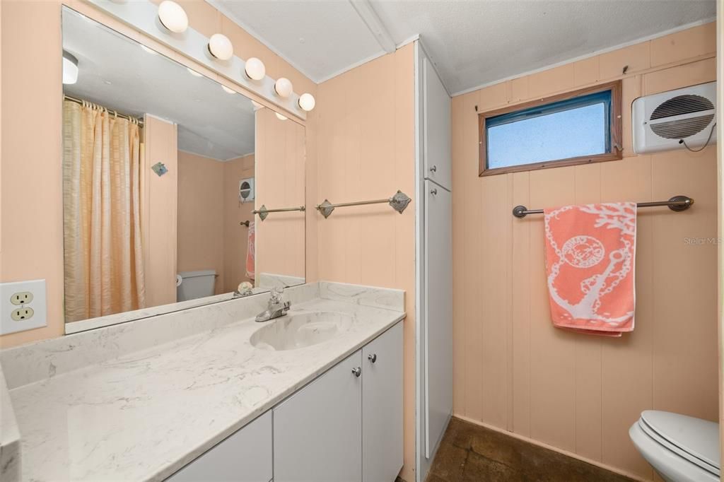 For Sale: $99,900 (2 beds, 1 baths, 672 Square Feet)