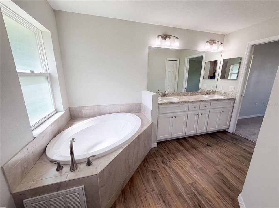 For Sale: $275,000 (3 beds, 2 baths, 1396 Square Feet)