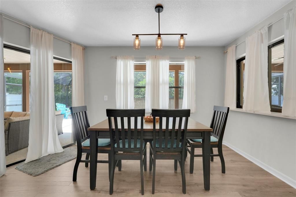 En Venta: $585,000 (4 camas, 2 baños, 3000 Pies cuadrados)