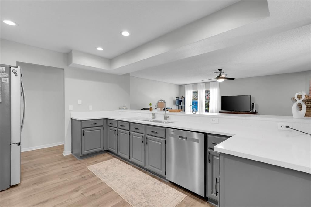 En Venta: $585,000 (4 camas, 2 baños, 3000 Pies cuadrados)