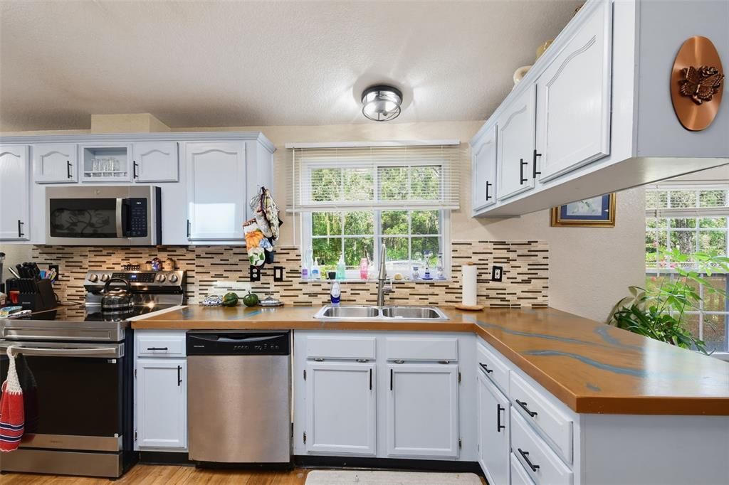 На продажу: $389,900 (3 спален, 2 ванн, 1800 Квадратных фут)