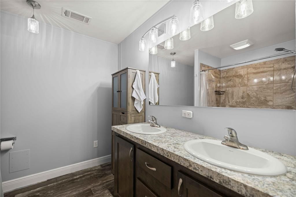 For Sale: $289,900 (5 beds, 3 baths, 2100 Square Feet)