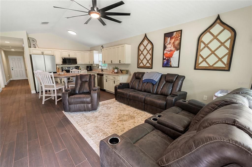 For Sale: $285,000 (3 beds, 2 baths, 1376 Square Feet)