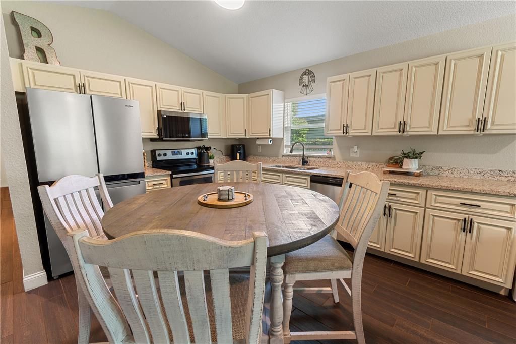 For Sale: $285,000 (3 beds, 2 baths, 1376 Square Feet)
