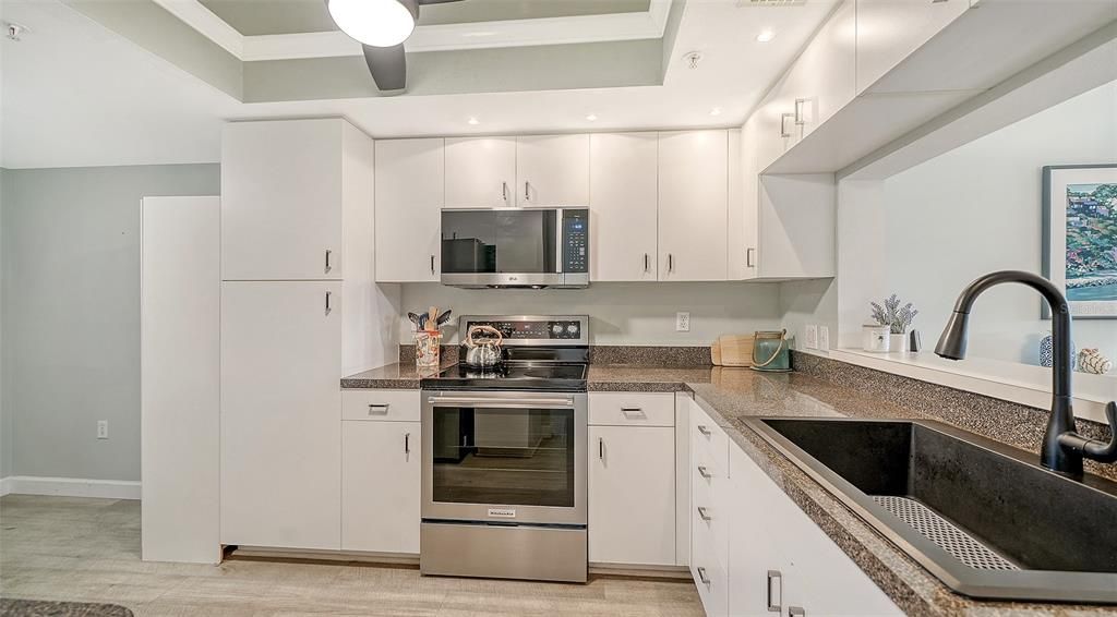 For Sale: $305,000 (2 beds, 2 baths, 1106 Square Feet)