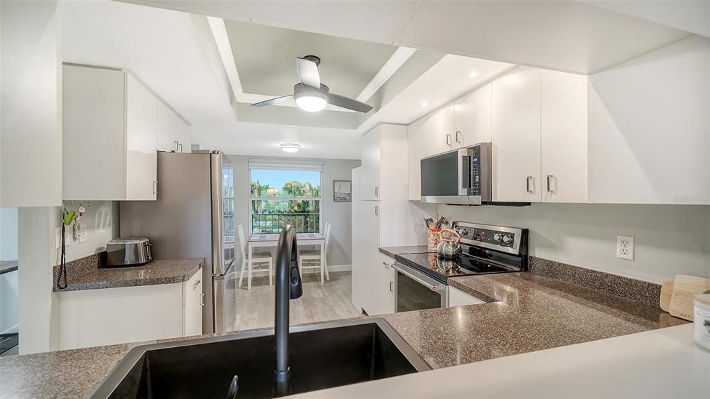 For Sale: $305,000 (2 beds, 2 baths, 1106 Square Feet)