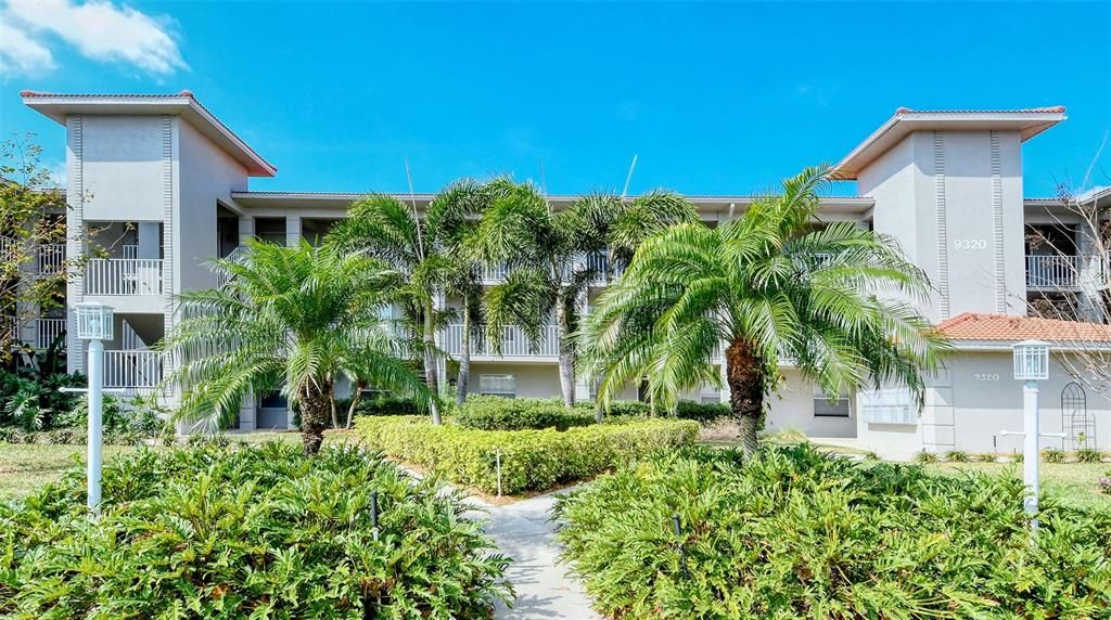 For Sale: $305,000 (2 beds, 2 baths, 1106 Square Feet)