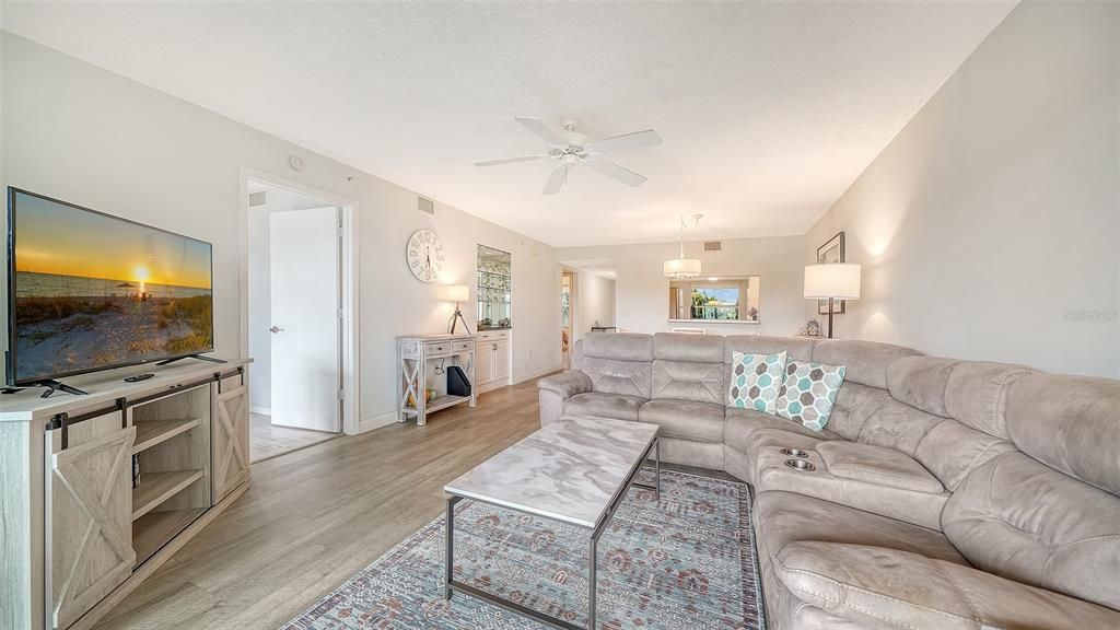 For Sale: $305,000 (2 beds, 2 baths, 1106 Square Feet)