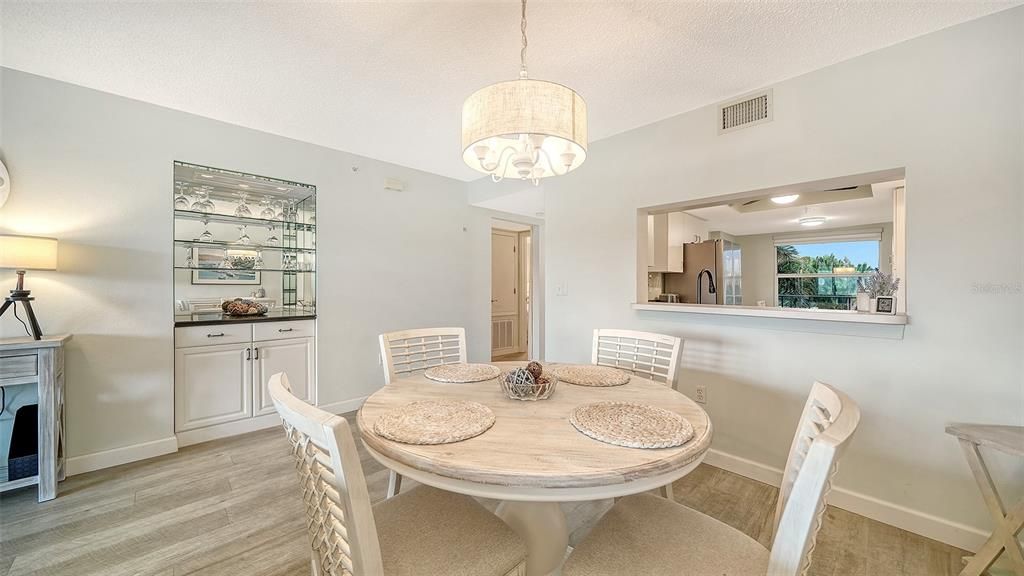 For Sale: $305,000 (2 beds, 2 baths, 1106 Square Feet)
