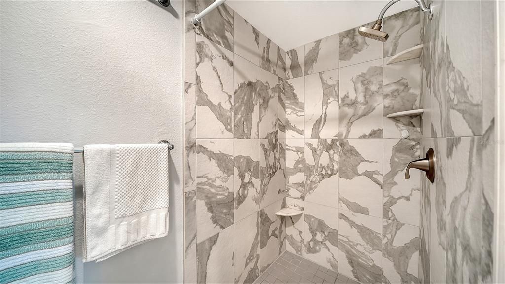 For Sale: $305,000 (2 beds, 2 baths, 1106 Square Feet)
